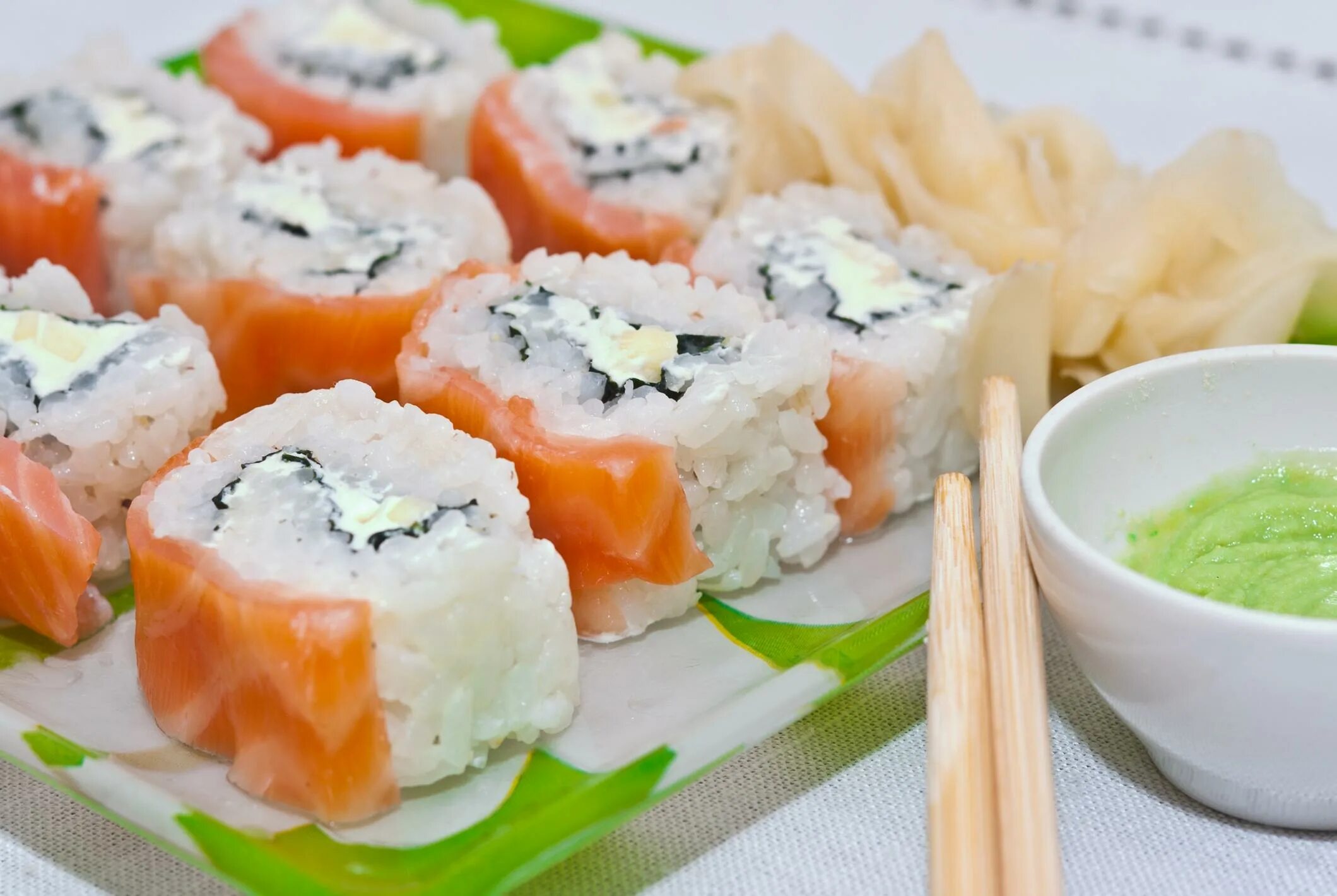 домашние роллы. суши домашнего приготовления видео. суши запеченные в домашних видео. суши домашние. ролл филадельфия идеальный.