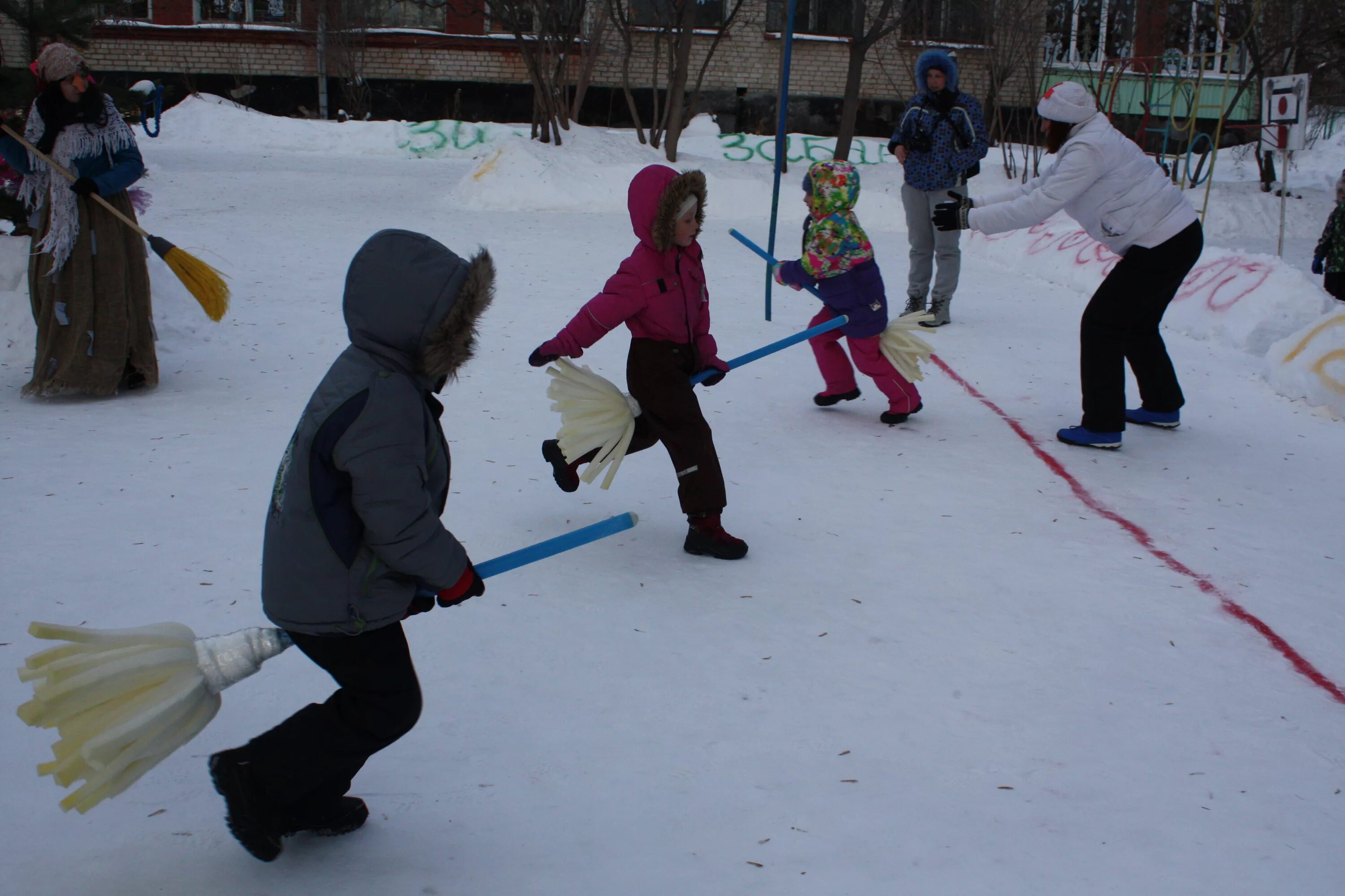 Сценарий игровой программы на улице зимой. Атрибуты для зимних игр на улице. Зимний тимбилдинг для детей. Название зимних игровых программ для детей. Спортивные конкурсы эстафеты зимой.