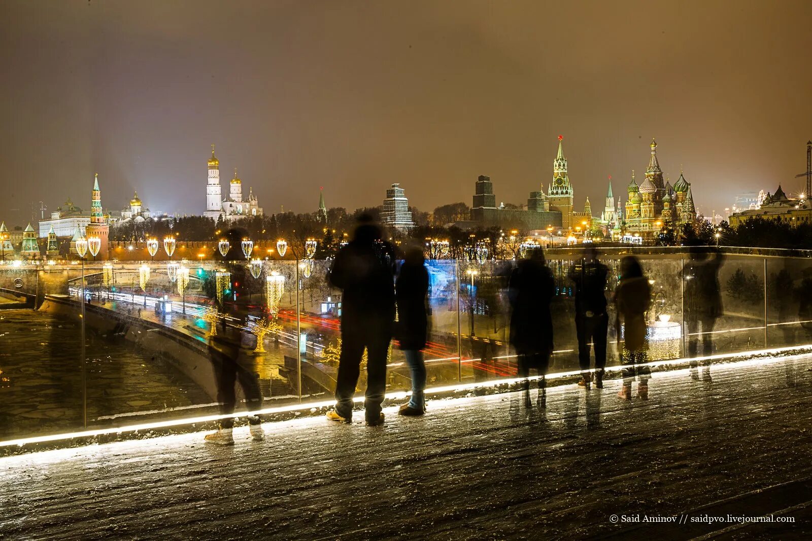 Хлопок в москве ночью. Парк Зарядье в Москве ночью. Вечерняя Москва река Зарядье. Москва Кремль Зарядье. Вечерний парк Зарядье.