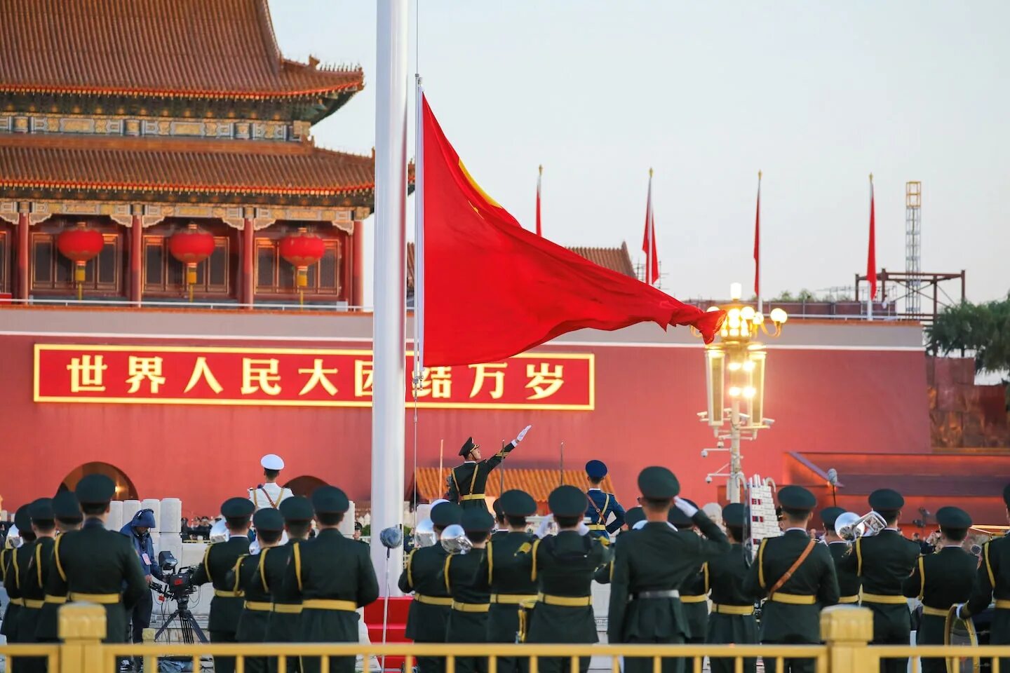 Китайская народная республика есть. Площадь Тяньаньмэнь (Пекин, КНР). Китай площадь Тяньаньмэнь. Пекин Тяньаньмэнь флаг. Поднятие флага Китая на площади Тяньаньмэнь.