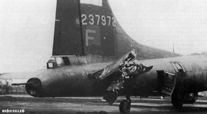 На честном слове и одном крыле. B-17 долетел. На честном слове и на одном крыле. Boeing f4b Damage old. Gold Brick b-17.