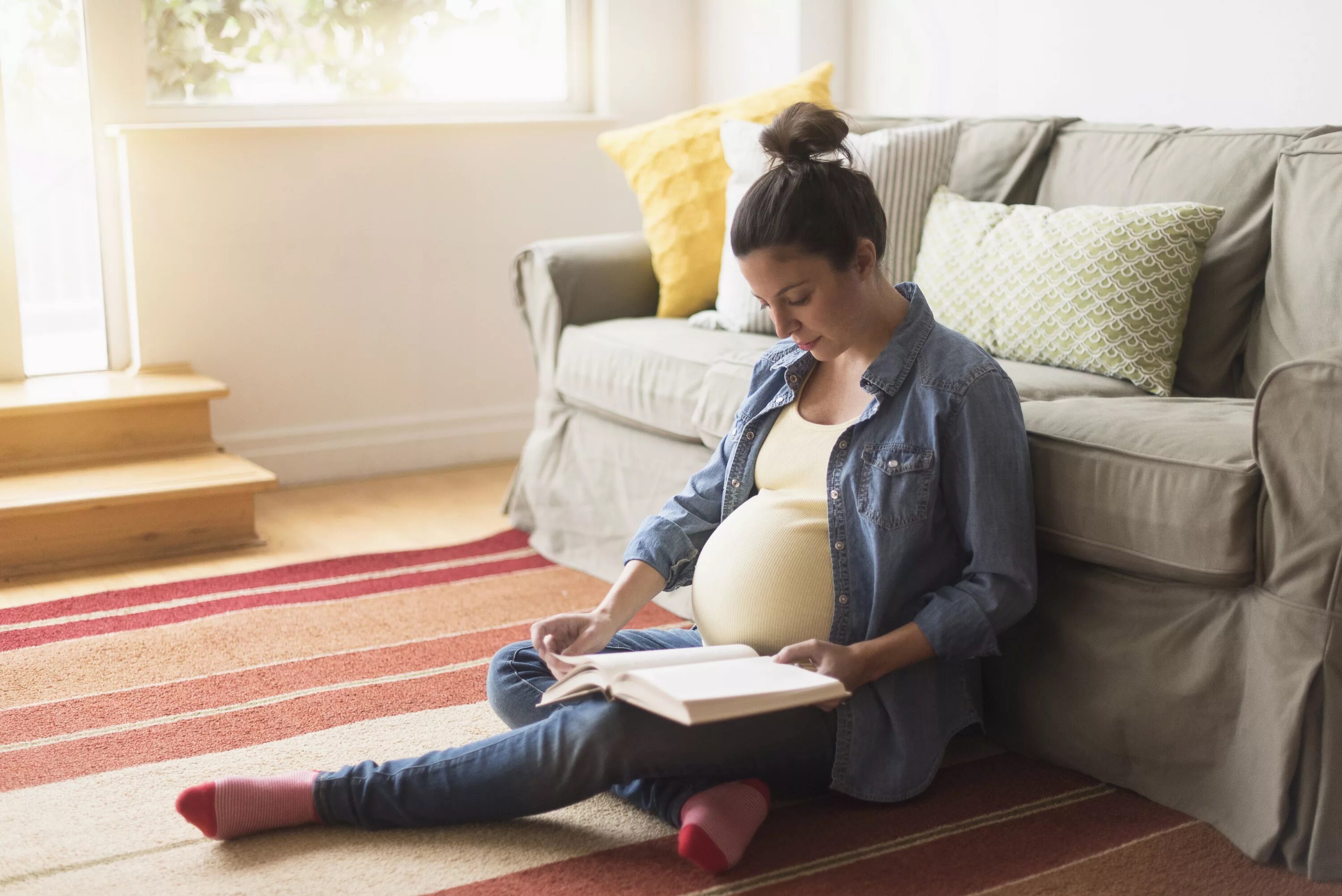 Ранняя беременность в домашних условиях. Беременная с книгой. Беременная читает. Беременная женщина читает. Беременная читает книгу.