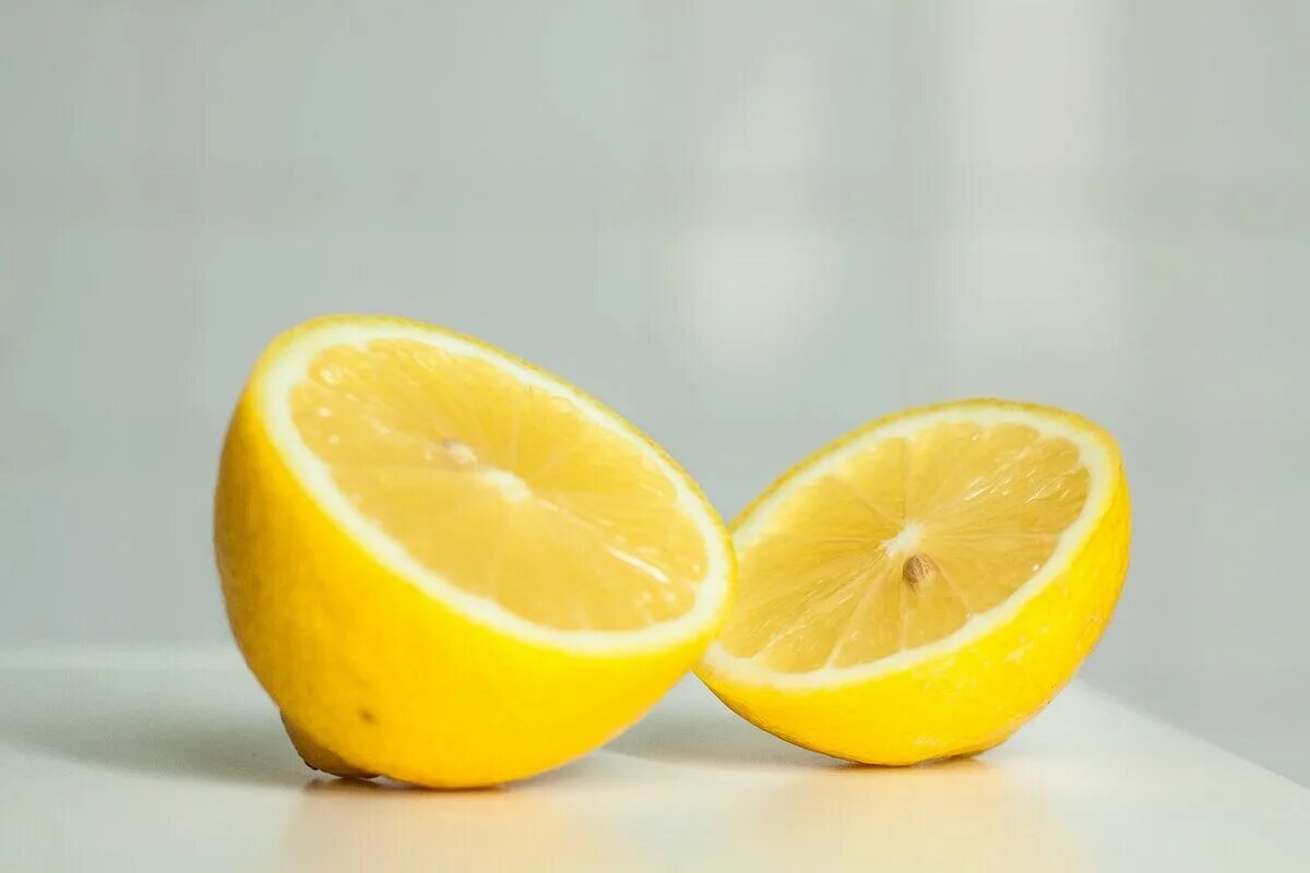 Лимон. Желтый лимон. Разрезанный лимон. Лимон один.