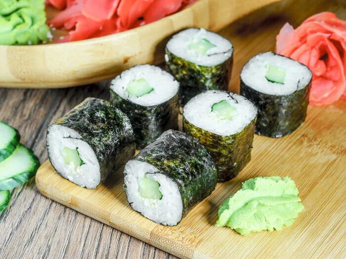 Классические роллы маки с огурцом. Роллы без огурца. Роллы без огурца. Ролл с огурцом в нори. Огуречные роллы.