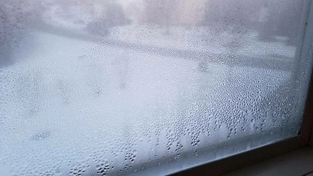 Датчик влаги на окне. Запотевшие пластиковые окна. Точка росы запотевают окна. Конденсат на окнах. Запотевают пластиковые окна.