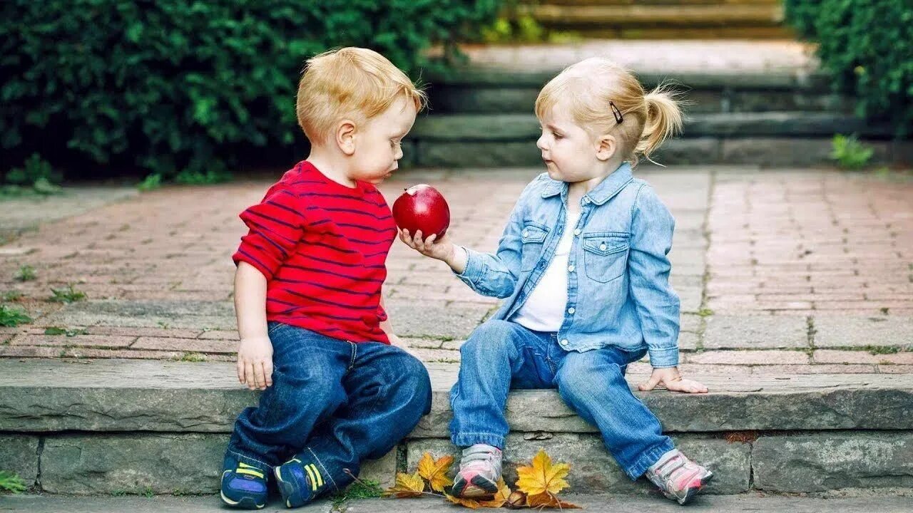 Рисунок мальчик дарит коробку. Девочка дает ребятам. Мальчик дарит девочке цветы. Дети делятся конфетами. Детям о счастье.