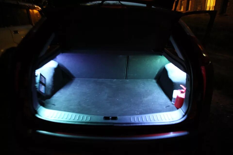 Подсветка багажника Ford Focus 2. Подсветка багажника фокус 2 хэтчбек. Подсветка багажника Форд фокус 1 Рестайлинг. Лампа подсветки багажника Форд фокус 2.