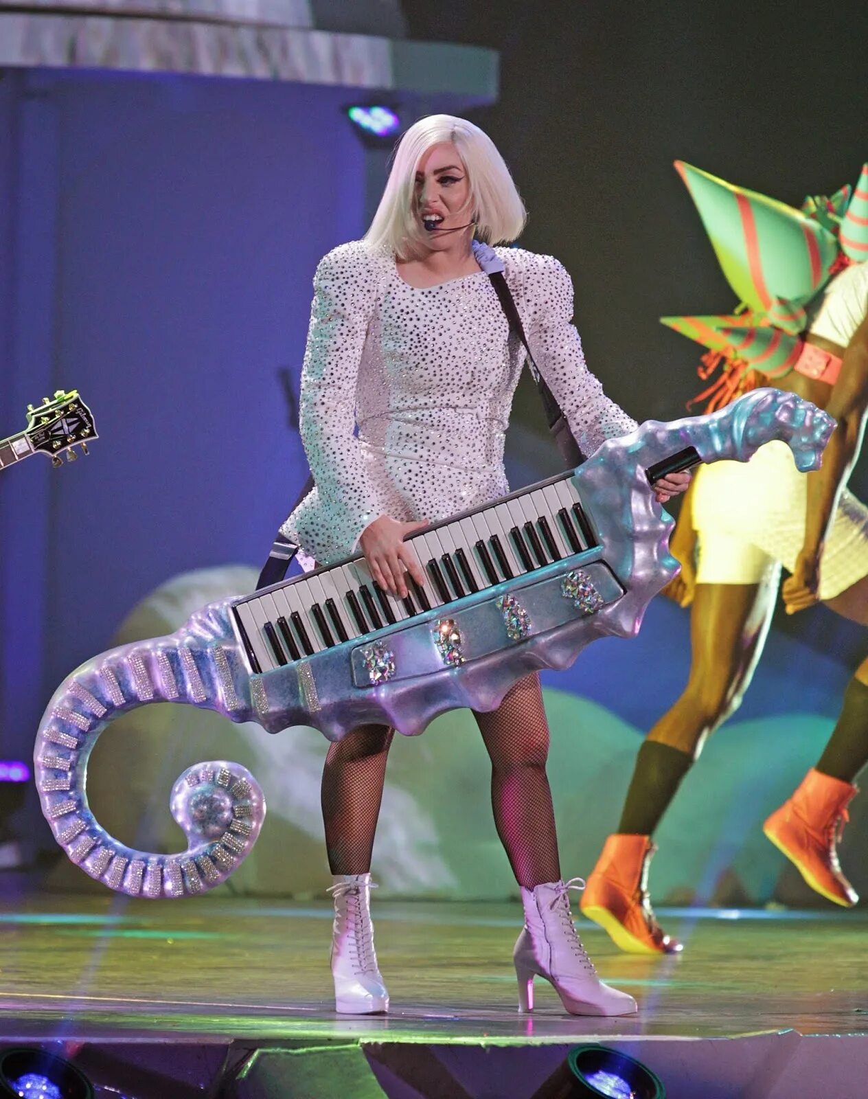 Леди гага дэнс. Леди Гага Джаст дэнс. Lady Gaga Keytar. Леди Гага танцует. Джаз дэнс леди Гага.