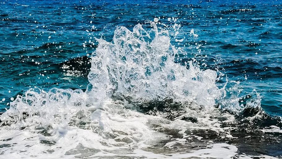 В море гладь и всплеск. Всплеск волны. волны плещутся. брызги воды волна. движение воды.