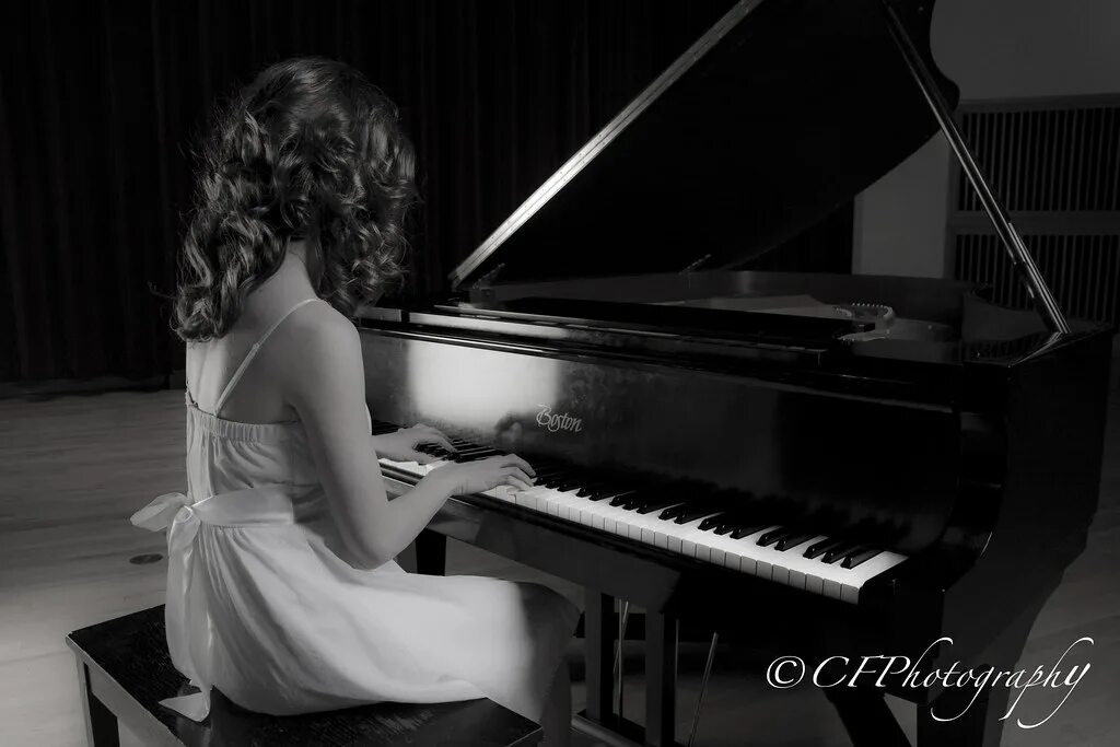 Девушка пианистка. She play the piano at night. Girl play piano. Игра на рояле фото. She play the piano at night.