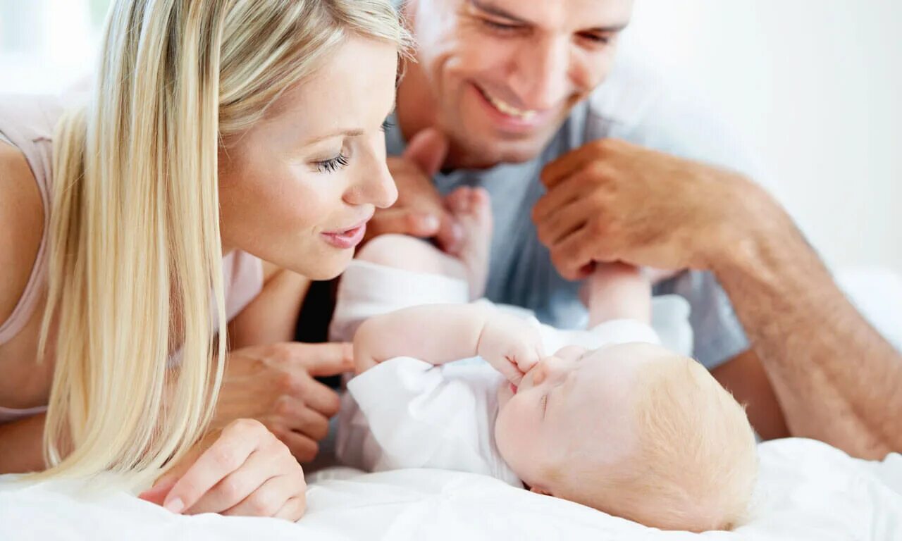 Малыша и его родителей на