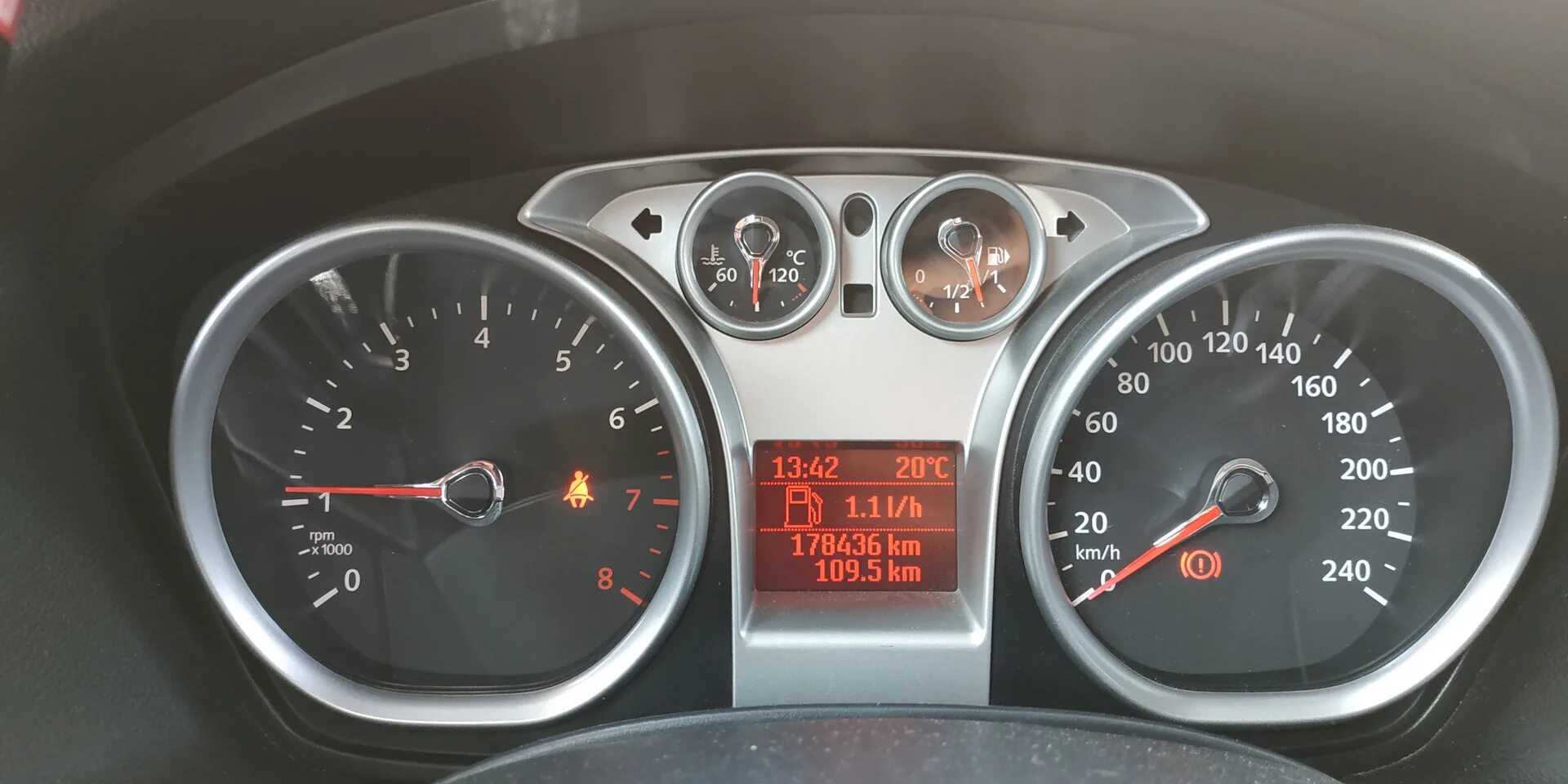 Холостой ход двигателя на форд фокус. Форд фокус 2 950 оборотов. Холостого хода фокус 2 1. Форд фокус 2 плавают обороты. Клапан хх форд фокус 1.