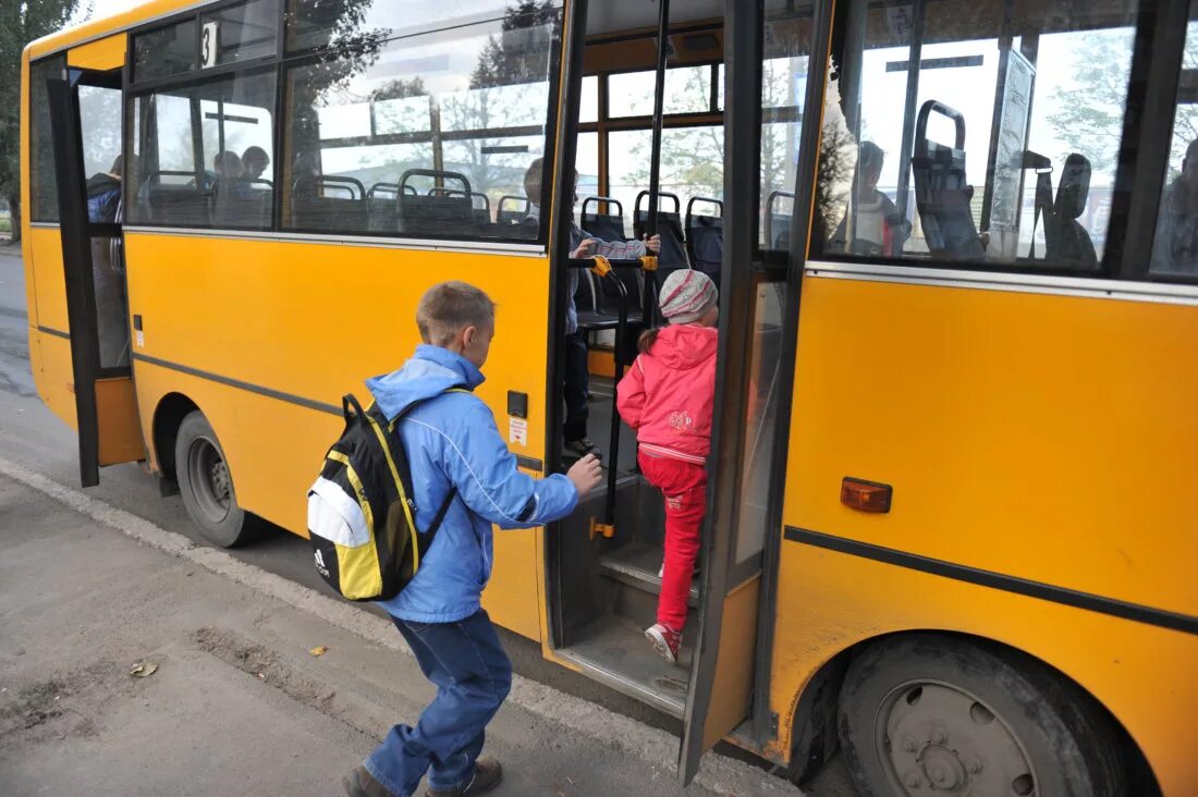 Школьный автобус право. Автобус для детей. Школьный автобус школьники. Автобус для перевозки детей. Садиться в автобус.