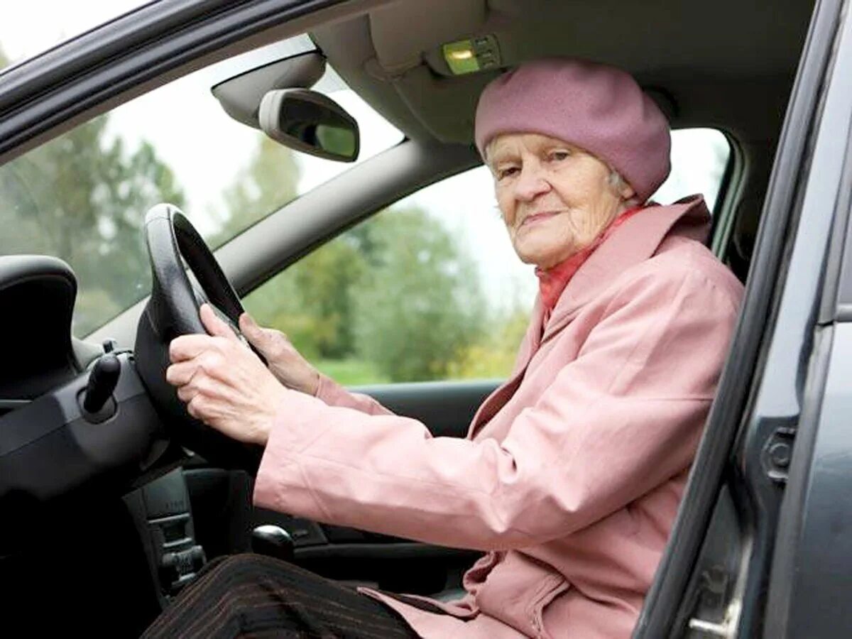 Пенсионеры на авто. Бабушка за рулем. Пожилой за рулем. Пожилая женщина за рулем автомобиля.