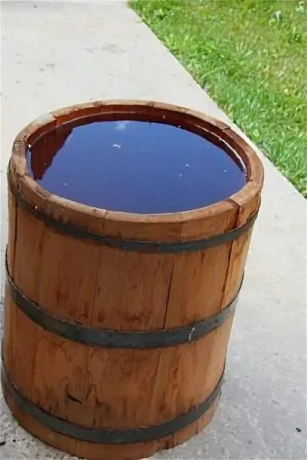 Деревянная кадушка с водой. Tonneau. Раст для пищи бочка. Эти маленькие бочки. Отделка бочки.