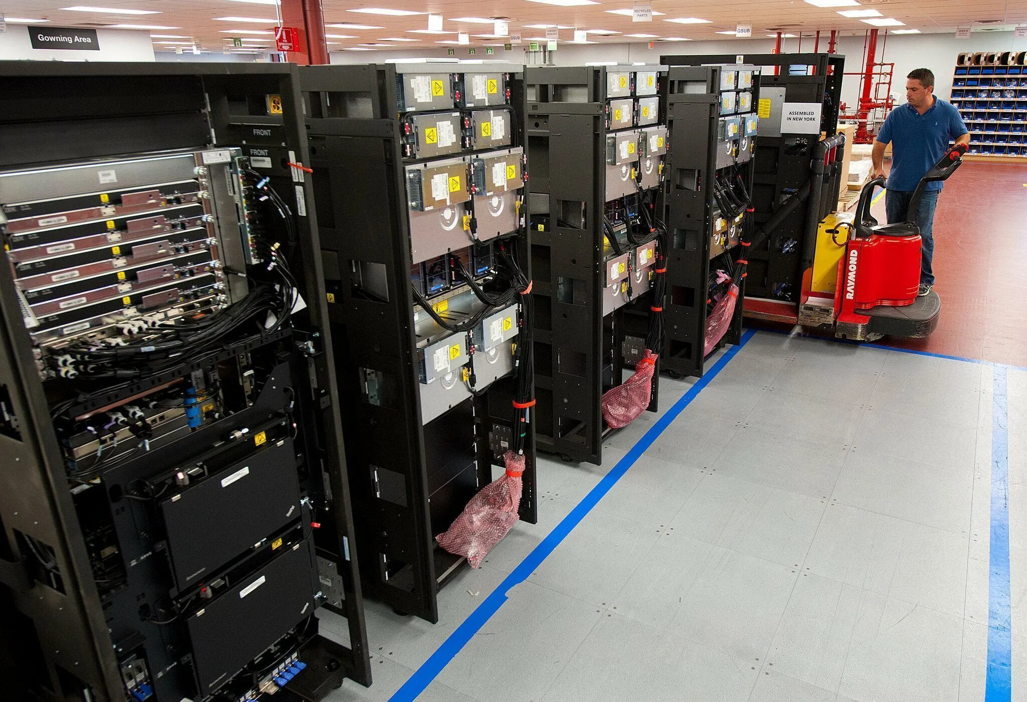 Main frame. Мэйнфреймы (mainframe). ibm mainframe system z. мэйнфрейм от ibm. большие эвм мэйнфреймы.