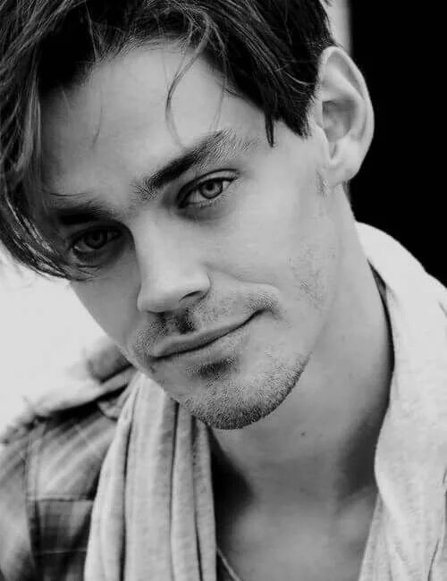 Nice toms. Tom Payne. Том Пейн актер. Том Пейн молокососы. Том Льюис.