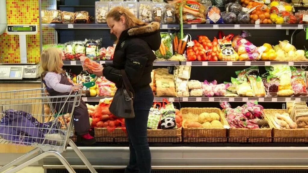 Изменение вкусов и предпочтений покупателей пример. Потребительский вкус. Потребительский вкус. Продукты в супермаркете. Корзинка с продуктами.