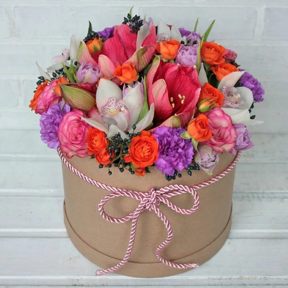 Композиция в шляпной коробке с амаралисом. Цветочные композиции с амариллисом. Букет с амариллисом розовым. Шляпная коробка с орхидеями.