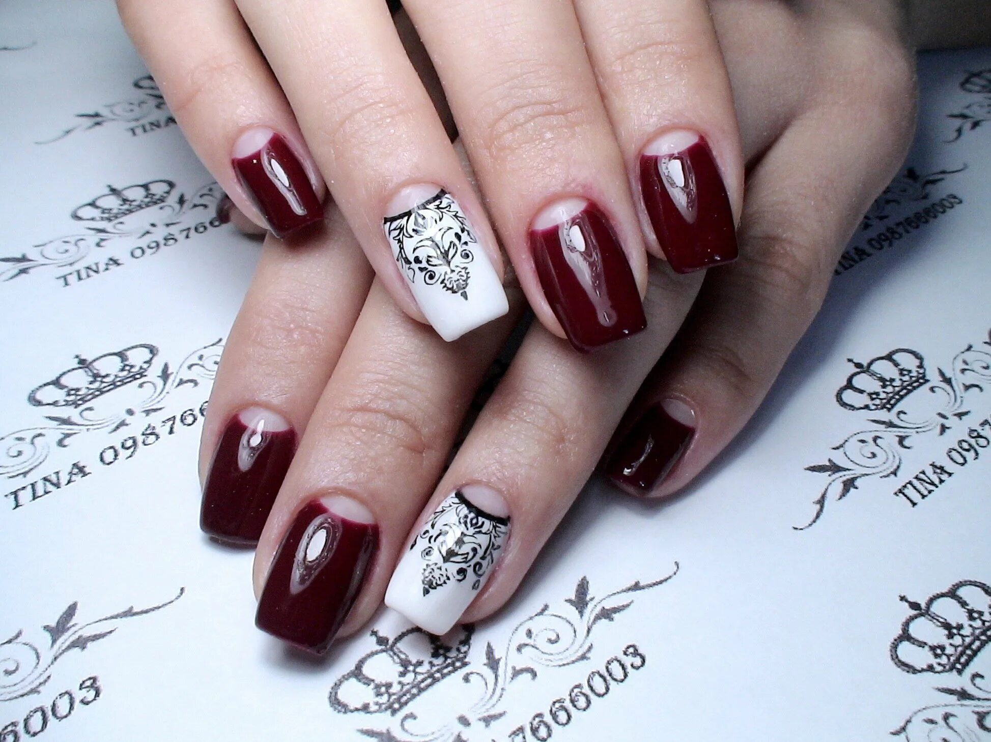 Маникюр 2021 бордо бургунди. Маникюр бордовый с белым. Красивые вишневые ногти. Маникюр бордовый с белым рисунком. Бордовый маникюр с белым дизайном.