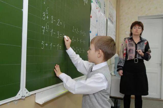 Наставник и ученик. Учитель один в классе. Наставничество ученик ученик в начальной школе. Учительница и дети в классе.