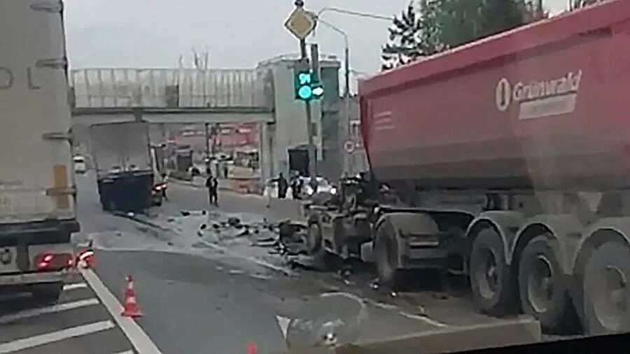 Дтп с автобусом в домодедово. Фура. Сегодняшнее дтп на симферопольском шоссе. Грузовик на трассе. Дтп фура подмосковье.