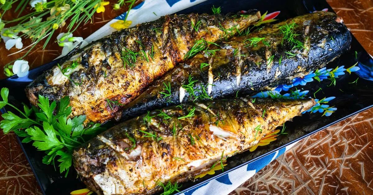 Скумбрия на костре на решетке. Соус для скумбрии на мангале. Жареная скумбрия на углях. Соус для скумбрии на мангале. Скумбрия на углях на решетке.