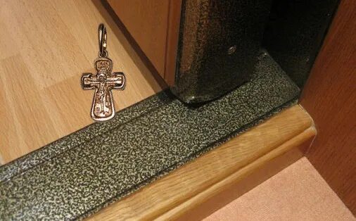 Крест на двери квартиры. Крест на двери. Крест на дверь православие. Коллекторские проделки. Крест из doors.