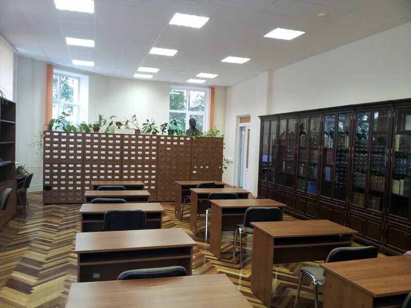 Естественно библиотека. Гпнтб новосибирск читальный зал. Библиотека по естественным наукам ран. Книжный магазин livraria lello. Природная библиотека.