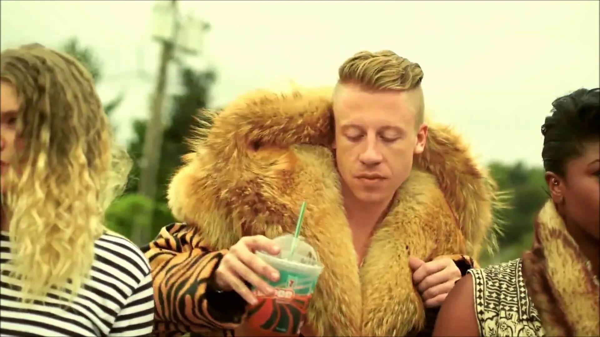 Macklemore в шубе. Маклемор Thrift shop. Macklemore Ryan Lewis Thrift shop клип.