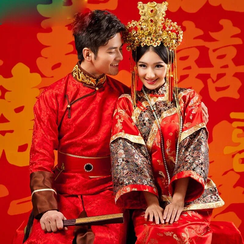 Свадьба в китайском традиционном стиле. Традиционный свадебный наряд в Китае. Традиционно китайский свадебный костюм. Китайский жених