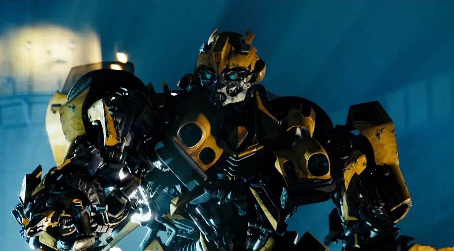 Бамблби 1 часть. Трансформеры 2007 Бамблби. Transformers 2007 Bumblebee vs Optimus.