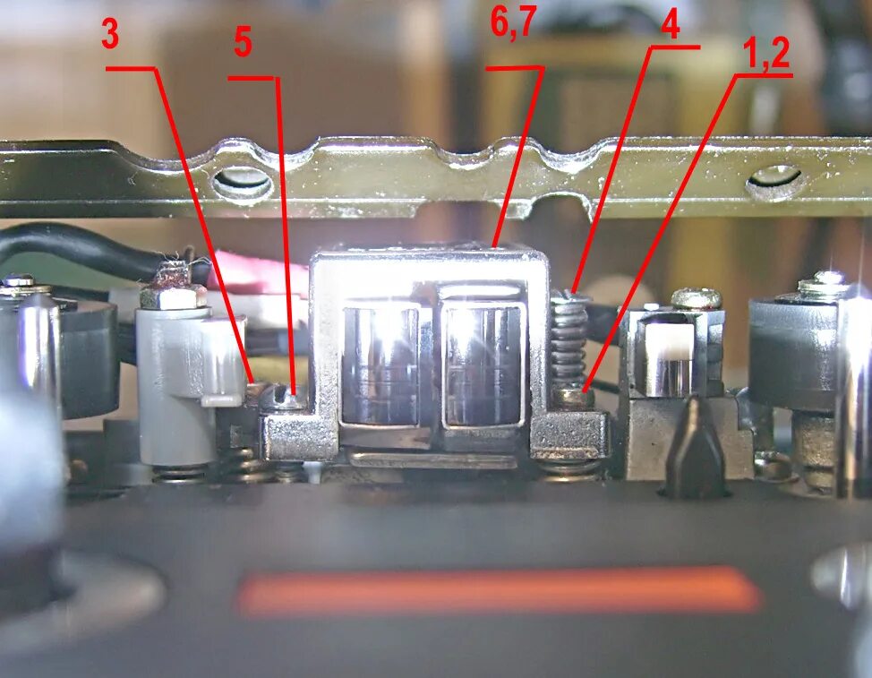 Регулировка головки кассетного магнитофона. Головка кассетного магнитофона зазор. Считывающая головка кассетного магнитофона. Регулировка магнитной головки кассетного магнитофона.