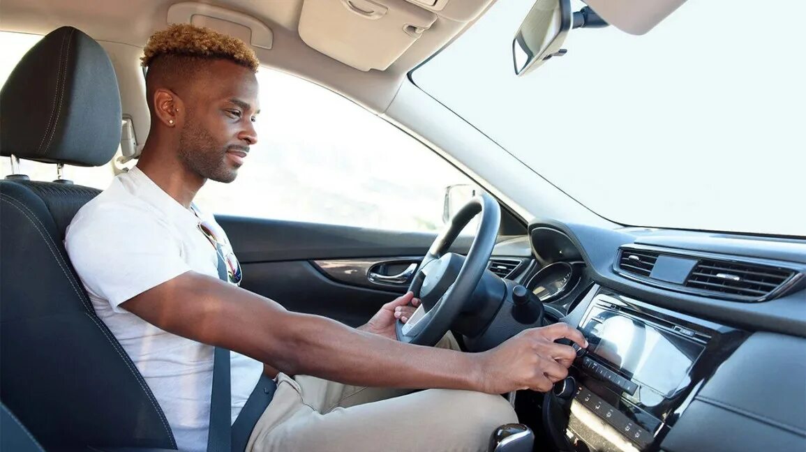 Негр в такси. Car Driver. Мужчина в транспорте. A man in a car Driving. Does he drive a car