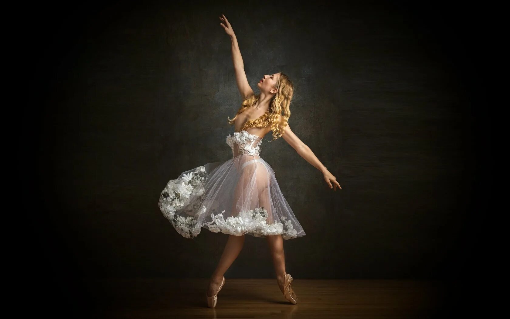Девушка танцует. Танцующая девушка. Девушка танцует в платье. Красивая девушка танцует.