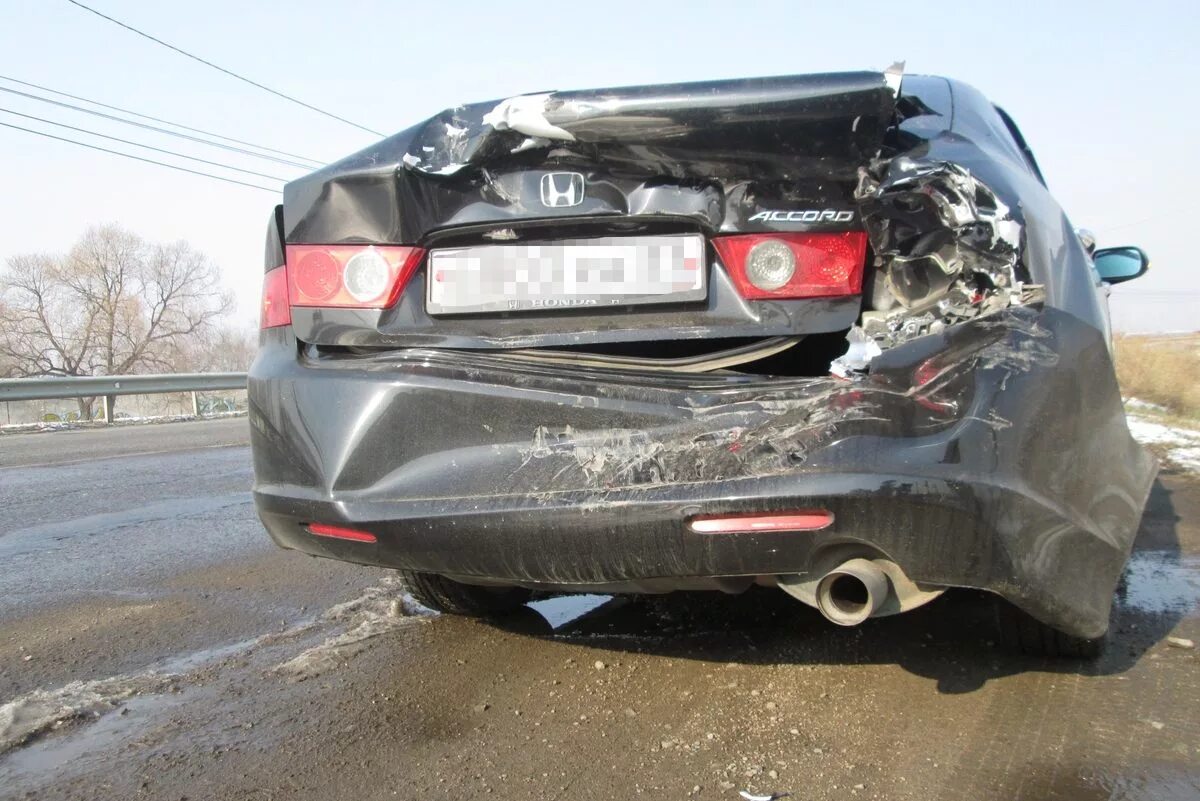 Разбитая киа рио сзади. Бмв е39 задний бампер дтп. Ниссан альмера классик разбитая. Дтп в задний бампер. Разбитый бампер теана j32.