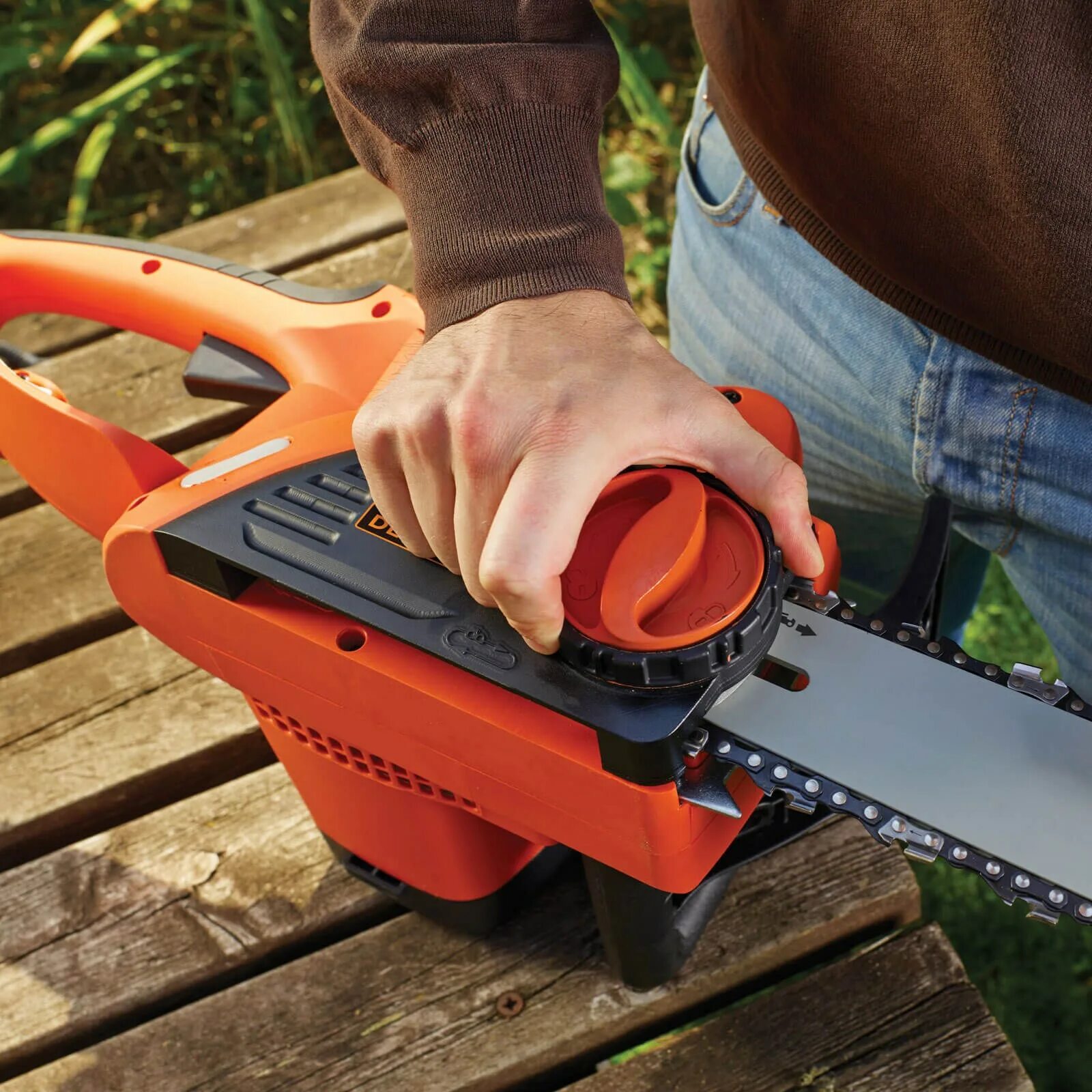 Топ мини цепных пил. Black+Decker cs2040-QS. Мини цепная пила Black Decker. Цепная электропила Блэк энд Деккер. Пила электрическая Блэк Деккер.