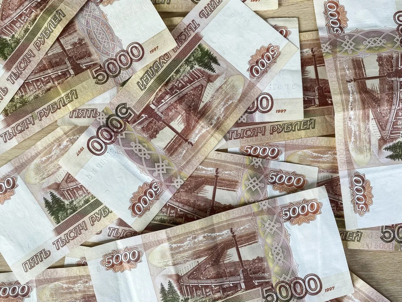 Веер из рублей. Новые деньги. Региональные телеканалы. На 100 тыс населения. 265 тысяч рублей.
