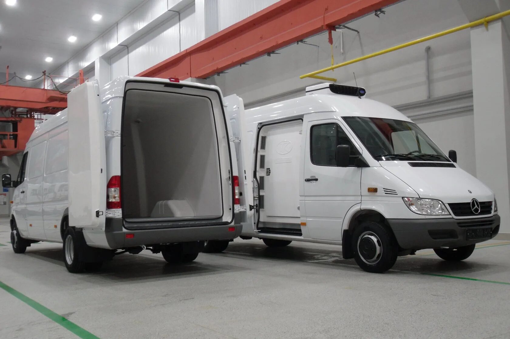 Мерседес спринтер рефрижератор. Мерседес Спринтер грузовой рефрижератор. Mercedes Benz Sprinter фургон рефрижератор. Мерседес Бенц Спринтер рефрижератор.