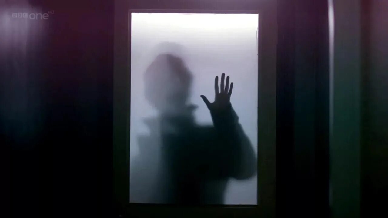 Бандит стучится в дверь. Парень стучит в дверь. Стук в дверь. Грабитель ломится в дверь. Открывает дверь с ноги.