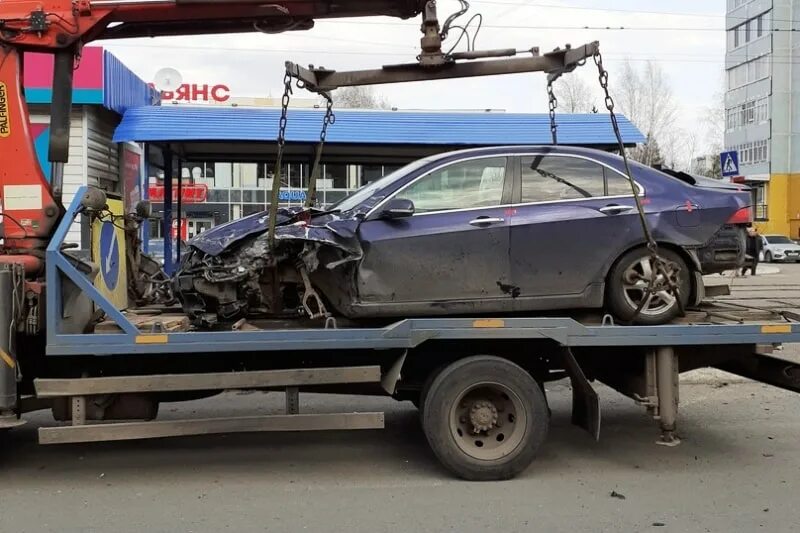 Машина в в аварии с каркасом безопасности. Правим среднюю стойку после дтп. Дтп на кутузовском проспекте саид губденский. Аккорд после аварии. Lixiang после дтп.