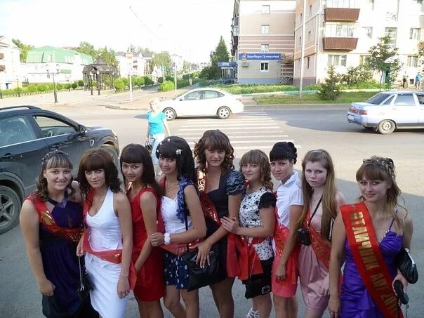 Выпуск 2011 школа. Выпуск 2011. Выпуск 2011 года картинки. Усинский политехнический техникум выпуск 2013. ДСХТ выпуск 2011.