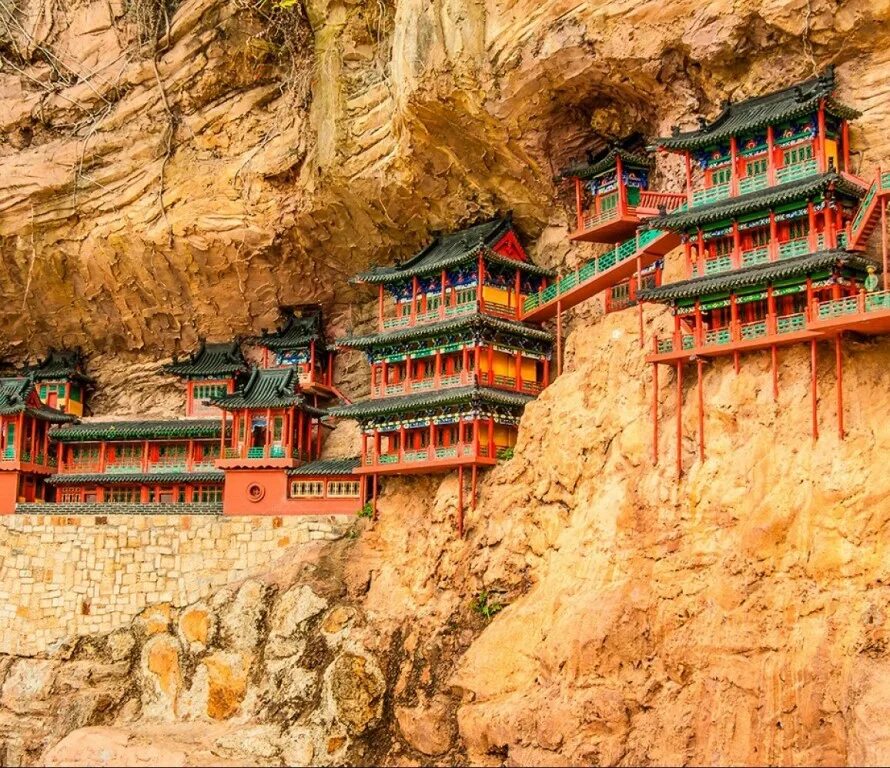Долина вансянь с домами висящими. Висячий монастырь сюанькун-сы. Деревня под утесом. Деревня на отвесных скалах. Кастельфольит-де-ла-рока деревня на скалах.