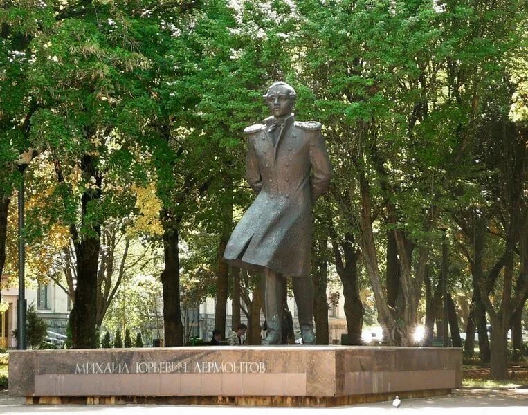 Когда смотришь на памятник лермонтова. Когда смотришь на памятник лермонтова. Памятник лермонтову в кисловодске на горе. Когда смотришь на памятник лермонтова. Лермонтову в ставрополе.