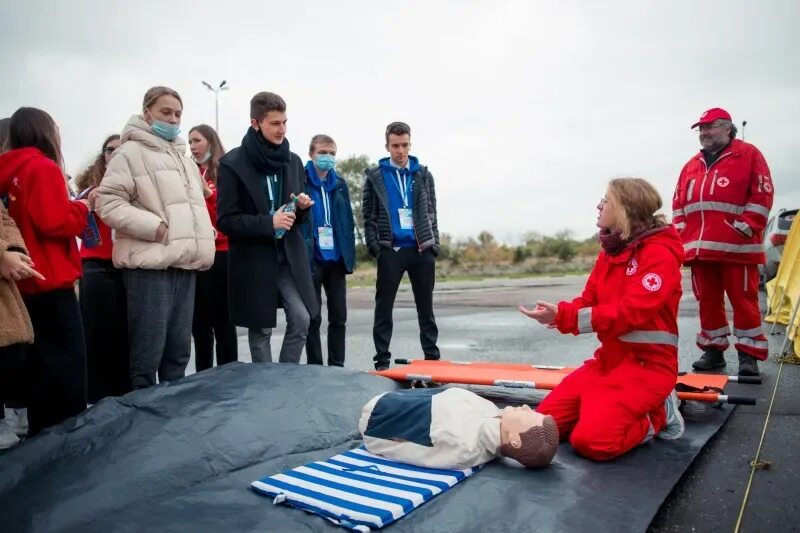 Красный крест помощь пострадавшим. Волонтеры красного Креста. Российский красный крест. Российский красный крес. Российский красный крест волонтеры.