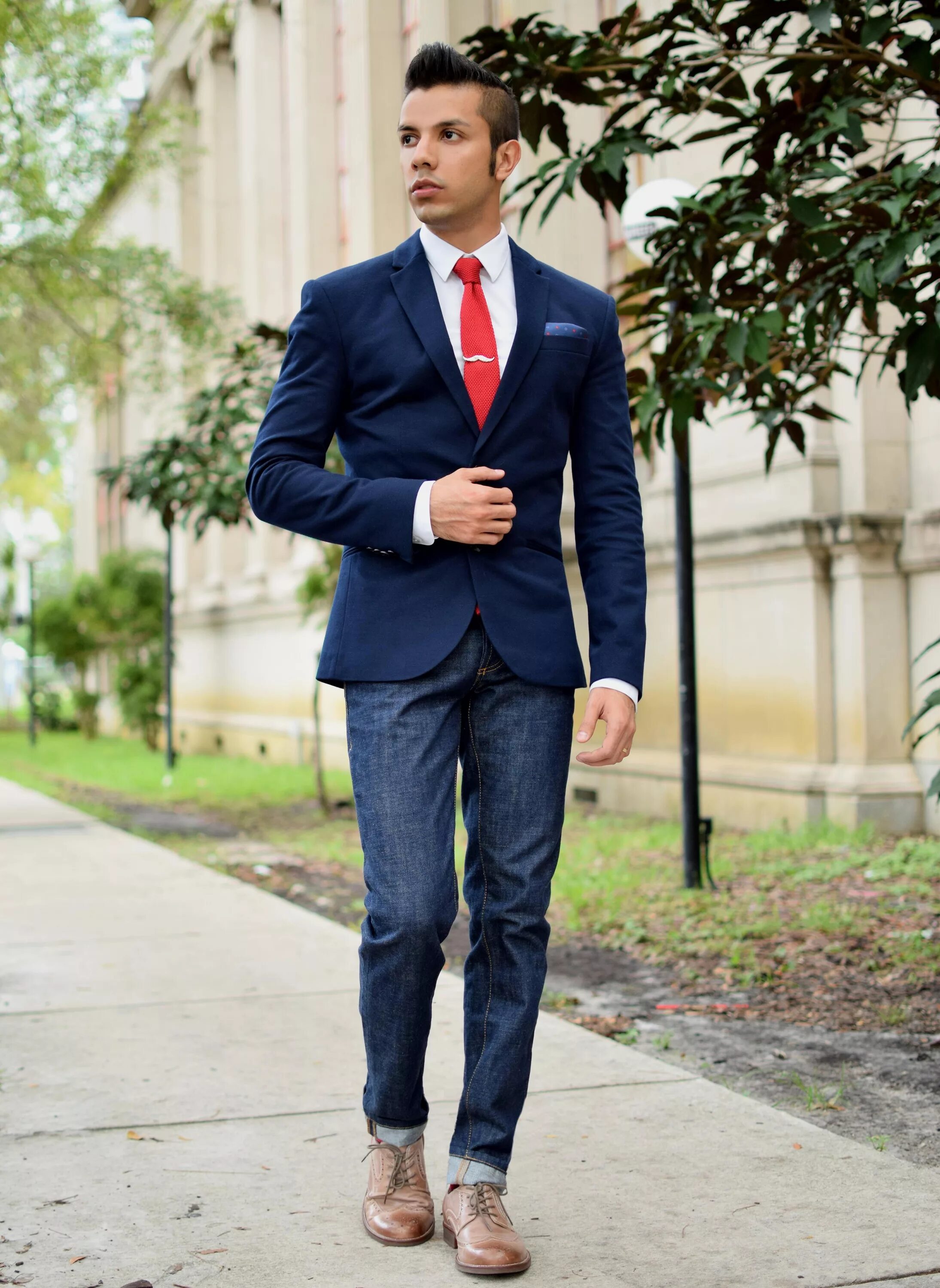 Костюм темно синий с красным. Navy blue blazer. темно синий пиджак. тёмно синий пиджак. мужские луки с пиджаком.
