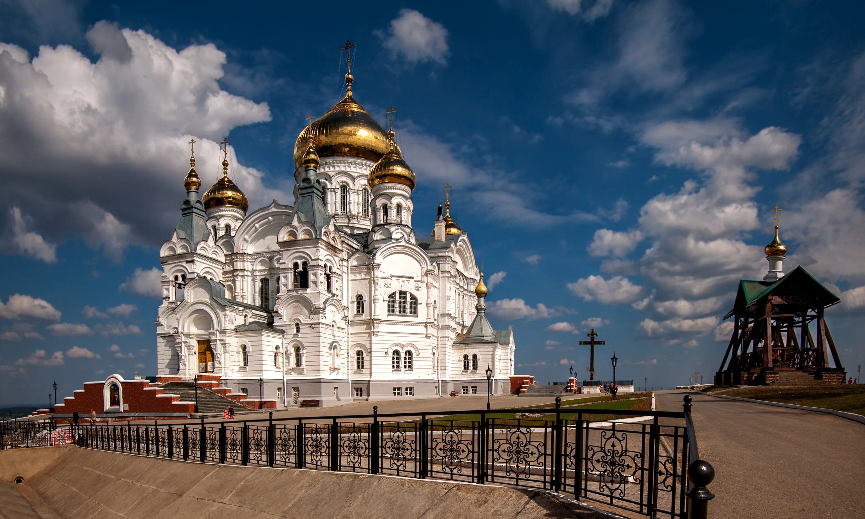 Белогорский свято николаевский миссионерский. Белогорский николаевский монастырь пермский край. Белогорский свято николаевский миссионерский. Белогорский николаевский монастырь зимой. Белогорский свято николаевский миссионерский.