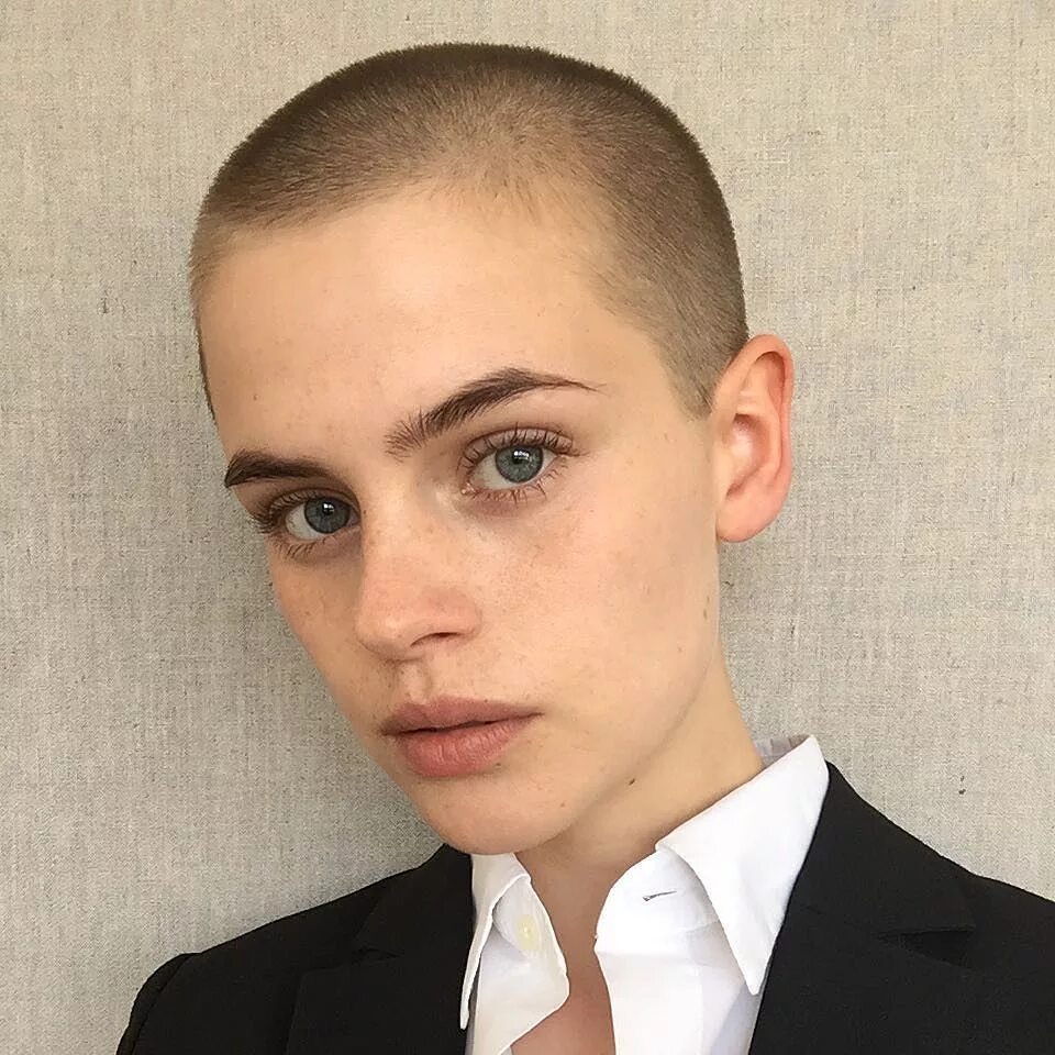 Нина выдриц лысая. Нина выдриц лысая. Марина ро лысая. Бритни спирс налысо. Buzz cut mohawk стрижка.