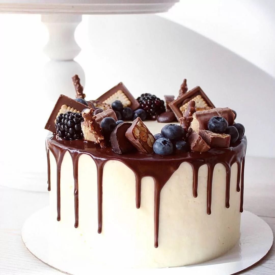 Cake icings. Декор торта сладостями. Украшение торта сладостями. Торт с шоколадным декором. Декор торта с шоколадными подтеками.