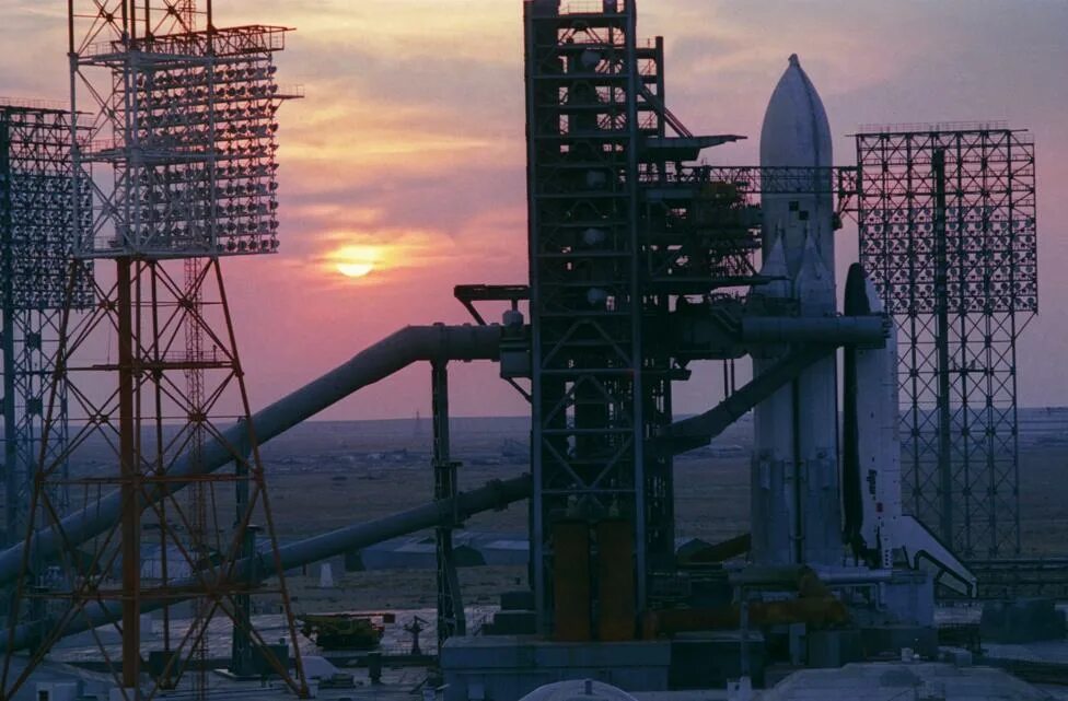 Площадка для запуска ракет. Площадка 110 космодрома байконур. стартовый комплекс энергия буран. байконур энергия буран. байконур 110 площадка буран.